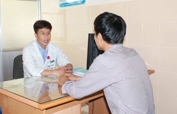 Bác sĩ Lê Huy Khải tư vấn cho người bệnh tại phòng khám. 