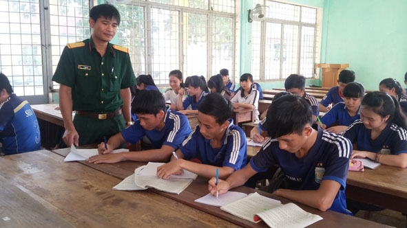 Học sinh Trường THPT Nguyễn Tất Thành trong giờ học GDQP-AN.