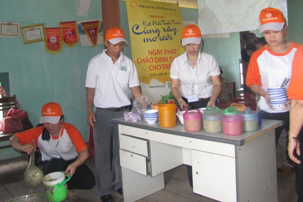Những suất cháo dinh dưỡng được phát miễn phí cho trẻ em nghèo xã Cư Pui.