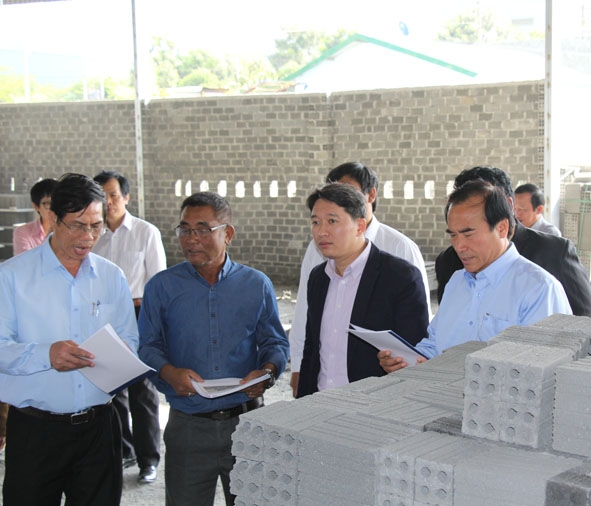 Đoàn công tác của tỉnh thăm cơ sở sản xuất gạch không nung của Công ty TNHH xây dựng Đại Tín tại Khu công nghiệp Hòa Phú (TP. Buôn Ma Thuột).  Ảnh: Minh Thông