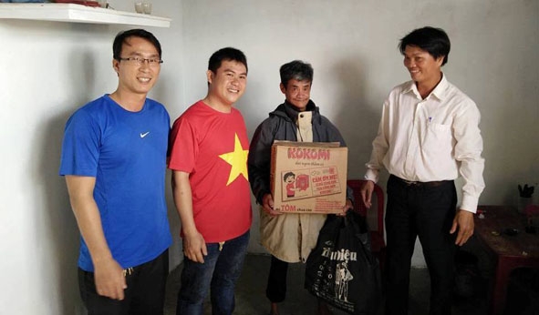   Anh Trần Hải Đăng (thứ 2,  từ trái qua)  đại diện Đoàn  thị trấn  Ea Kar  trao quà tặng  gia đình  có  hoàn cảnh khó khăn  trên  địa bàn.