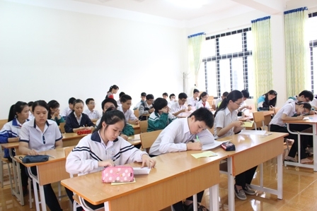 Thí sinh chuẩn bị làm bào thi môn Ngữ văn tại Hội đồng thi Trường THPT Chuyên Nguyễn Du.