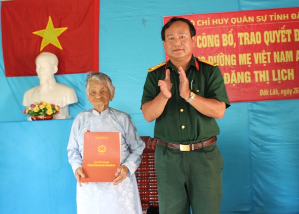 Đại tá Nguyễn Thanh Bình, Phó Chính ủy Bộ Chỉ huy Quân sự tỉnh  trao Quyết định phụng dưỡng Mẹ Việt Nam Anh hùng Đặng Thị Lịch.