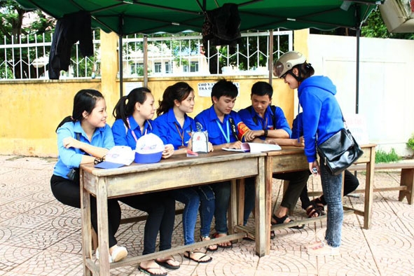 Sinh viên tình nguyện tư vấn cho thí sinh tại điểm thi Trường THPT Chu Văn An  (TP. Buôn Ma Thuột).