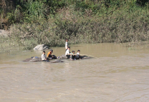 Trẻ em vui chơi trên sông, hồ mà không có người lớn giám sát dễ xảy ra tai nạn đuối nước. (Ảnh minh họa)