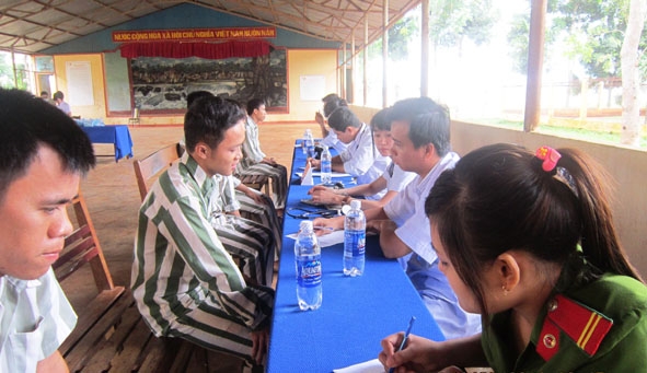 Đoàn Cơ sở Trại Giam Đắk Trung phối hợp với Hội LHTN Việt Nam tỉnh Đắk Lắk khám bệnh cho phạm nhân