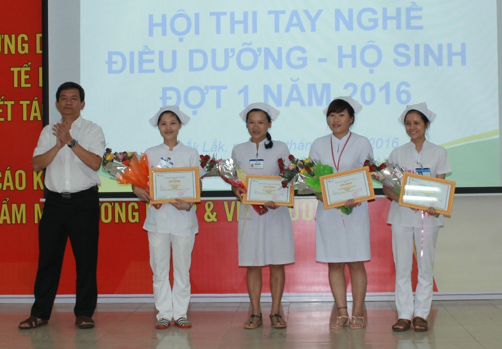 Giám đốc BVĐK Thiện Hạnh Phạm Trường Tấn trao giải Nhất, Nhì, Ba cho các cá nhân đoạt giải tại Hội thi tay nghề điều dưỡng – hộ sinh đợt 1 năm 2016.