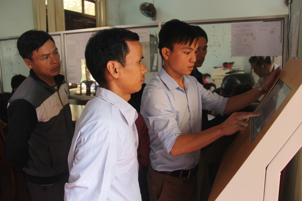 Nhân viên bộ phận tiếp nhận và trả kết quả huyện Krông Năng hướng dẫn người dân kiểm tra kết quả  giải quyết thủ tục hành chính.