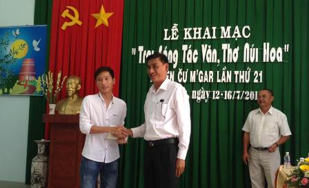 Lãnh đao huyện Cư M'gar chúc mừng các trại sinh tham dự Trại sáng tác.
