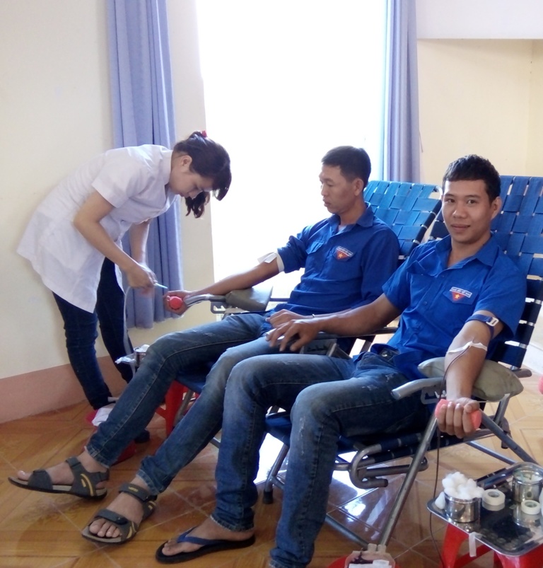 Đoàn viên, thanh niên phường Tân Thành (TP. Buôn Ma Thuột)  tham gia hiến máu tình nguyện.