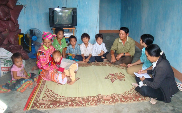 Cán bộ dân số đến tuyên truyền, vận động KHHGĐ tại một gia đình đông con ở xã Cư San.  Ảnh: Võ Thảo