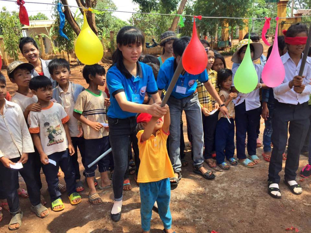 Đoàn viên thanh niên huyện Cư Mgar tổ chức trò chơi cho thiếu nhi.