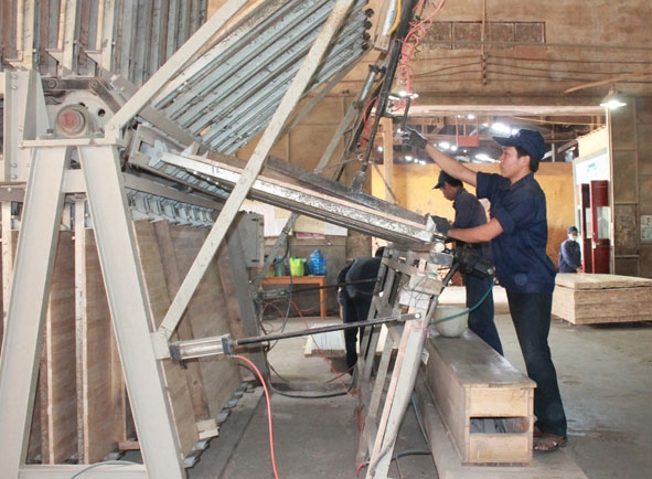 Công nhân Công ty Cổ phần chế biến gỗ cao su Đắk Lắk (huyện Cư M'gar)  làm chủ dây chuyền máy móc hiện đại.