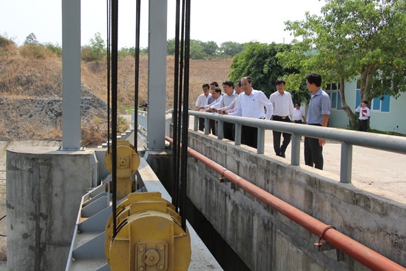 Đoàn công tác của tỉnh kiểm tra hồ chứa và hệ thống cửa xả thủy điện Hòa Phú.