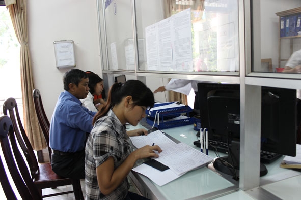 Người dân đăng ký kinh doanh tại bộ phận một cửa Sở KH-ĐT. Ảnh minh họa