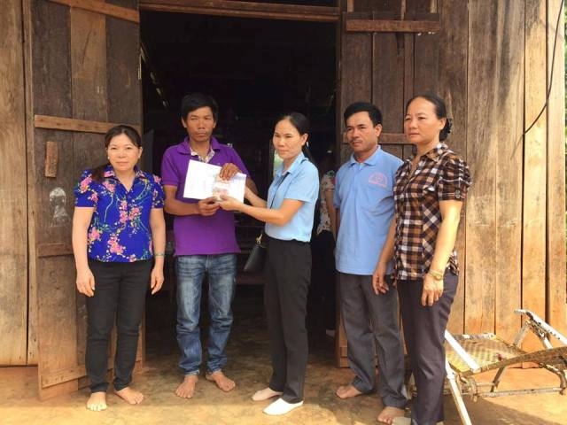 Bà Nguyễn Thị Hoa – Chủ tịch Hội Chữ thập đỏ huyện thay mặt bạn đọc trao tiền ủng hộ gia đình chị Hiệp