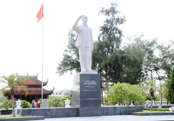 Tượng đài Bác Hồ trong khuôn viên Khu di tích lưu niệm Hồ Chủ tịch, được công nhận Khu di tích lịch sử cấp Quốc gia từ năm 1997.