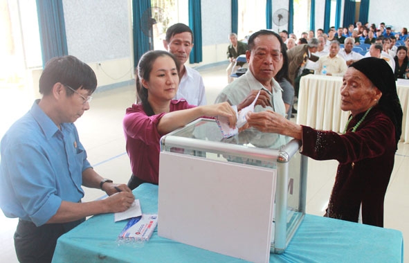 Mẹ Việt Nam Anh hùng Nguyễn Thị Sen (bìa phải)  ủng hộ Quỹ  “Vì nạn nhân  chất độc da cam/Dioxin”.