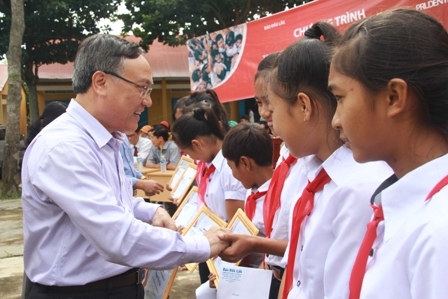 Tổng Biên tập Báo Đắk Lắk Nguyễn Văn Phú trao học bổng tặng học sinh nghèo hiếu học huyện Krông Bông. 