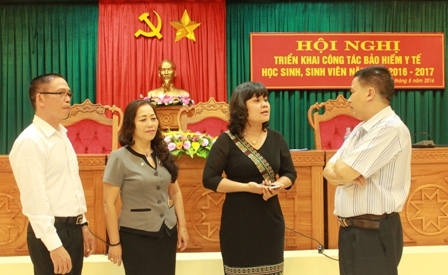 Phó Chủ tịch UBND tỉnh H’Yim Kdoh trao đổi với lãnh đạo Sở Y tế, Bảo hiểm xã hội tỉnh về công tác BHYT cho HSSV.  