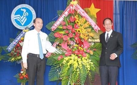Phó Bí thư Tỉnh ủy, Chủ tịch UBND tỉnh Phạm Ngọc Nghị tặng hoa (quà) chúc mừng thầy và trò trường THPT Buôn Ma Thuột