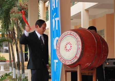Hiệu trưởng trường THPT Buôn Ma Thuột Phan Văn Vinh đánh trống khai giảng năm học mới. 