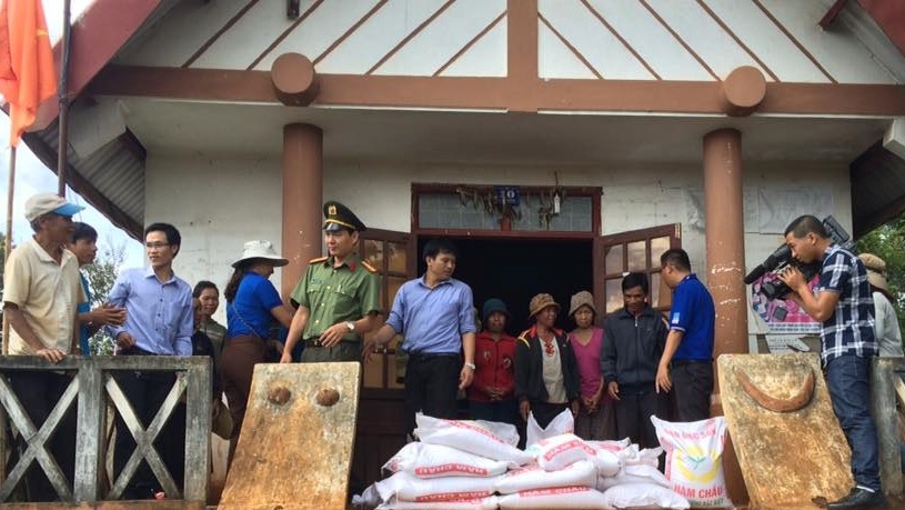 Ban tổ chức trao tặng gạo cho các hộ gia đình có hoàn cảnh khó khăn tại buôn Kalia, phường Đạt Hiếu.