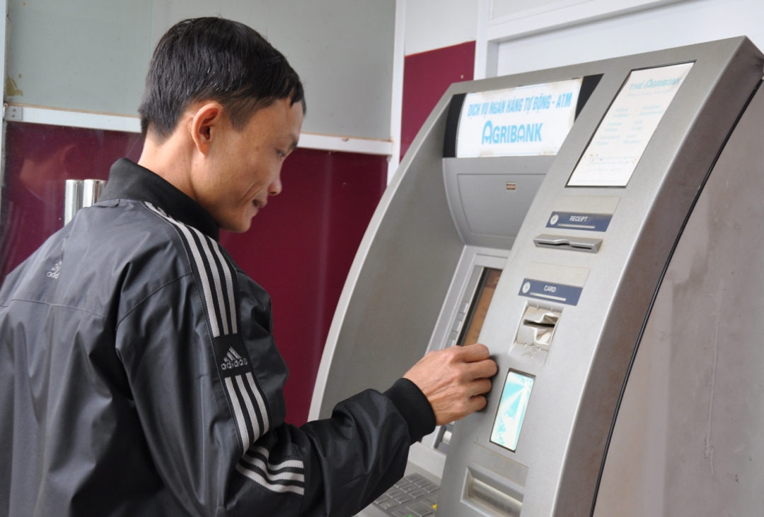 Khách hàng giao dịch tại một trụ ATM của Agribank Chi nhánh huyện Cư Kuin