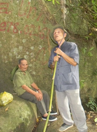 Các bác Ama H'Oanh (bên phải) và Lê Chí Quyết  trong chuyến khảo sát Khu căn cứ cách mạng (H9) tháng 8-2016.  Ảnh: Đ. Đối