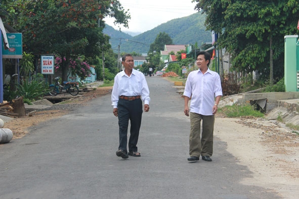 Bác Ama Loan (bìa trái), nguyên lãnh đạo huyện cùng người dân ngắm nhìn sự đổi thay của quê hương.