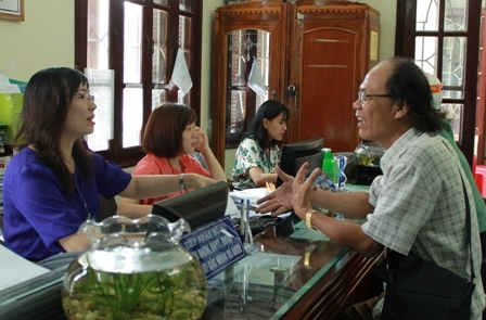Nhân viên của BHXH thành phố Buôn Ma Thuột tư vấn, giải quyết các vấn đề về BHXH, BHYT cho người lao động.