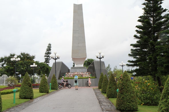 Bia tưởng niệm di tích Bến tàu không số được xây dựng đúng vào dịp kỷ niệm 50 năm  giải phóng TP. Hải Phòng.