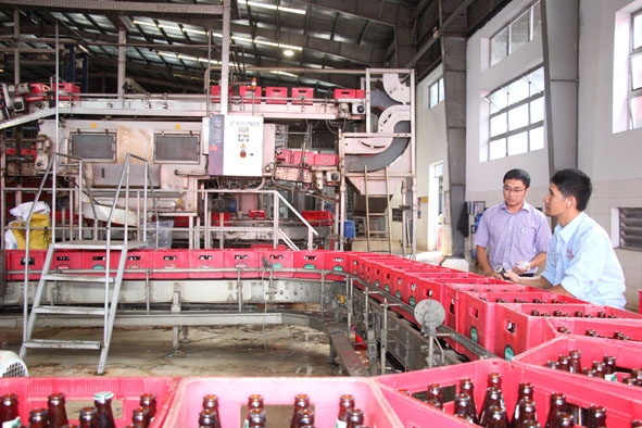 Vận hành dây chuyền sản xuất tại Nhà máy bia Sài Gòn - Đắk Lắk. 