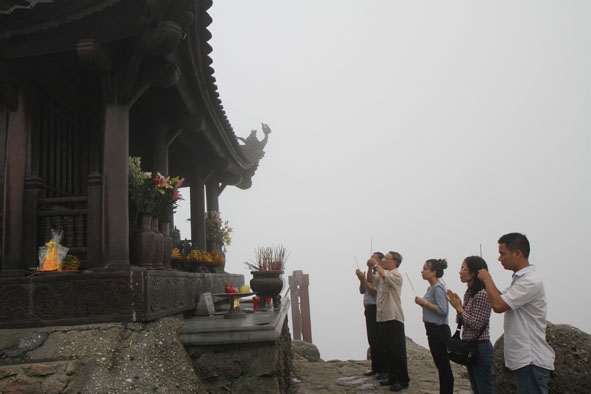 Khách hành hương thắp nhang bái Phật tại chùa Đồng.
