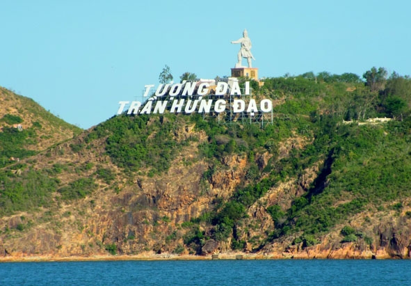 Tượng đài Trần Hưng Đạo.