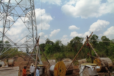 Thi công một công trình điện tại địa bàn xã Ea Kiết, huyện Cư M'gar