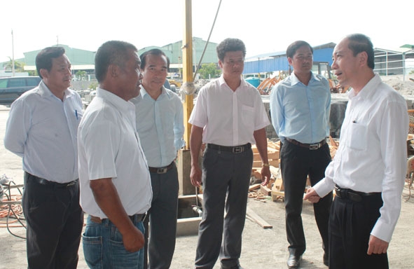Chủ tịch UBND tỉnh Phạm Ngọc Nghị cùng lãnh đạo các đơn vị thăm hỏi, chia sẻ khó khăn với doanh nghiệp thuộc Khu Công nghiệp Hòa Phú (TP. Buôn Ma Thuột). 