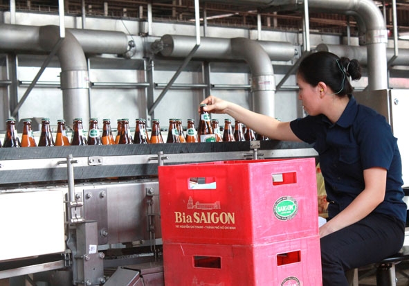 Công ty Cổ phần Bia Sài Gòn – Đắk Lắk – một trong những đơn vị đóng góp ngân sách tỉnh cao và ổn định  (Trong ảnh: Kiểm tra chất lượng đóng gói bia chai tại Công ty Cổ phần Bia Sài Gòn – Đắk Lắk)