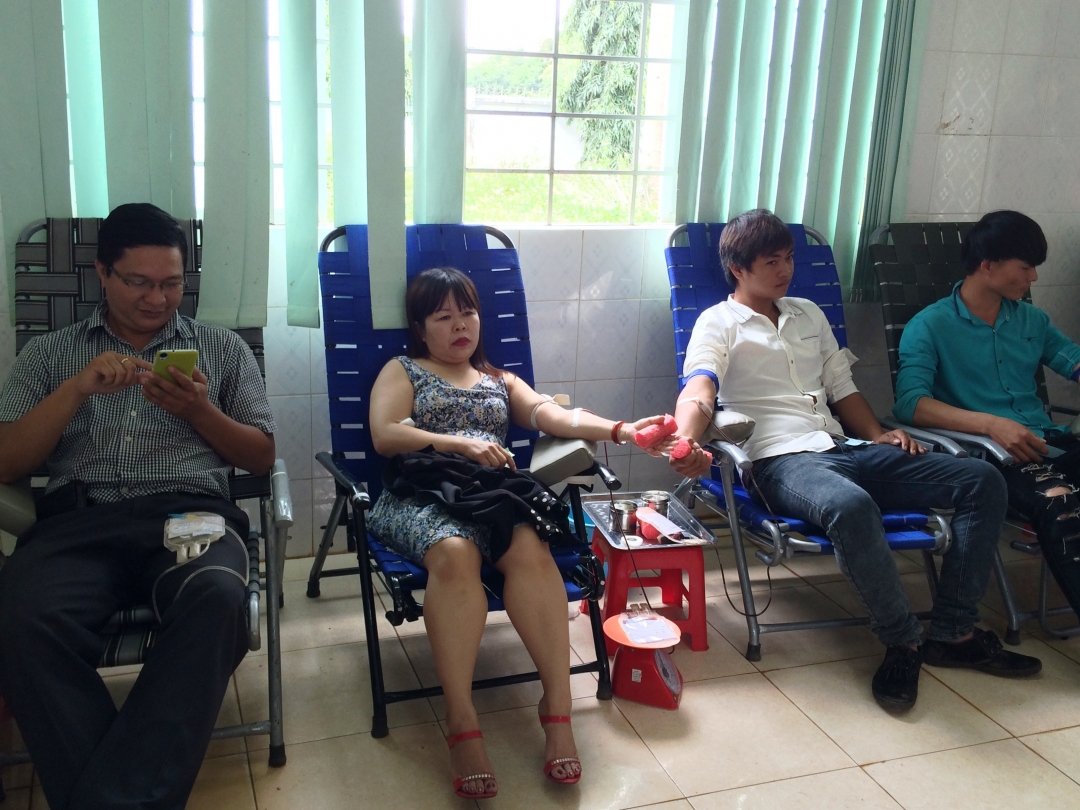Các tình nguyện viên tại buổi hiến máu nhân đạo đợt 2 của huyện Cư Kuin.
