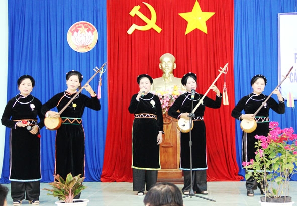 Câu lạc bộ đàn tính, hát Then thôn 4 (xã Ea Păl) trình diễn trong một hoạt động văn hóa văn nghệ của huyện.