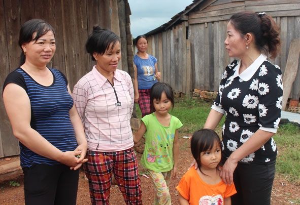 Chủ tịch Hội LHPN tỉnh Nguyễn Thị Thu Nguyệt thăm hỏi, động viên phụ nữ có hoàn cảnh khó khăn tại huyện Ea Súp