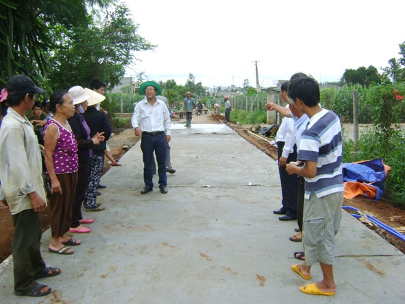 Chính quyền địa phương kiểm tra tiến độ thi công tuyến đường “Nhà nước và nhân dân cùng làm”  tại thôn 4 (xã Ea Phê, huyện Krông Pắc).