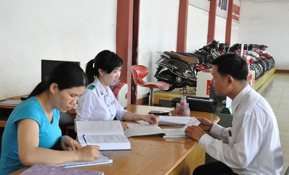 Cán bộ thuế huyện Cư Kuin kiểm tra tình hình sử dụng hóa đơn GTGT tại một số cơ sở kinh doanh trên địa bàn.  
