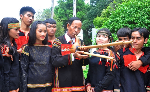 Nghệ nhân Ama Đên (buôn Đinh, xã Cư Dliê Mnông, huyện Cư M'gar) biểu diễn kèm đing năm trong dịp Đoàn học sinh Trường dân tộc nội trú N'Trang Lơng đến thăm.