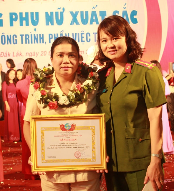 Trung tá Trần Thị Kim Thanh (bên trái) được Hội LHPN Việt Nam tỉnh tặng danh hiệu 