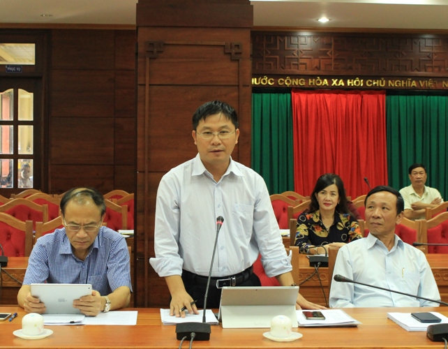Giám đốc Sở Thông tin và Truyền thông Trần Trung Hiển đóng góp ý kiến tại cuộc họp.