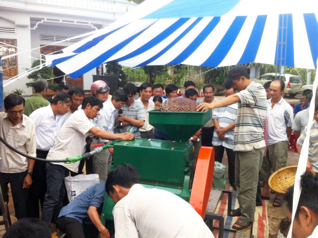 Các thành viên HTX nông nghiệp, dịch vụ công bằng Ea Kiết tham quan máy chế biến cá phê ướt