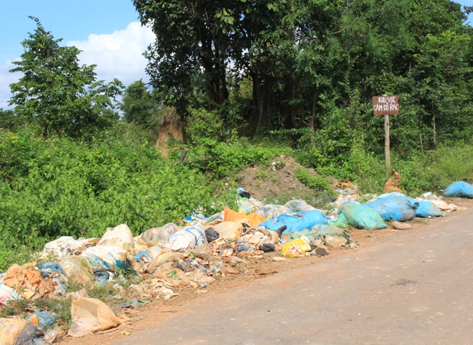Rác vứt bừa bãi ngay bên cạnh biển báo “Cấm đổ rác”. (Ảnh chụp lúc 11 giờ 30 ngày 15-11-2016)
