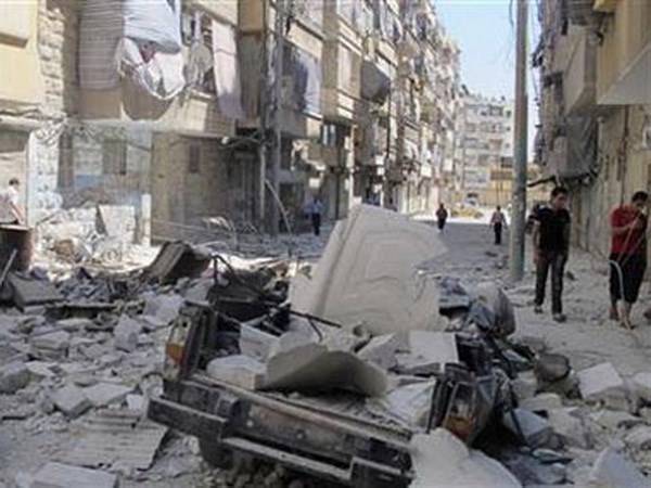 Cảnh đổ nát ở Aleppo sau một vụ nã rocket. (Nguồn: Reuters)