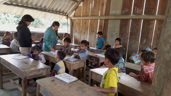 Lãnh đạo pgd-đt Krông Bông kiểm tra học sinh đọc ở Trường TH Yang Hăn